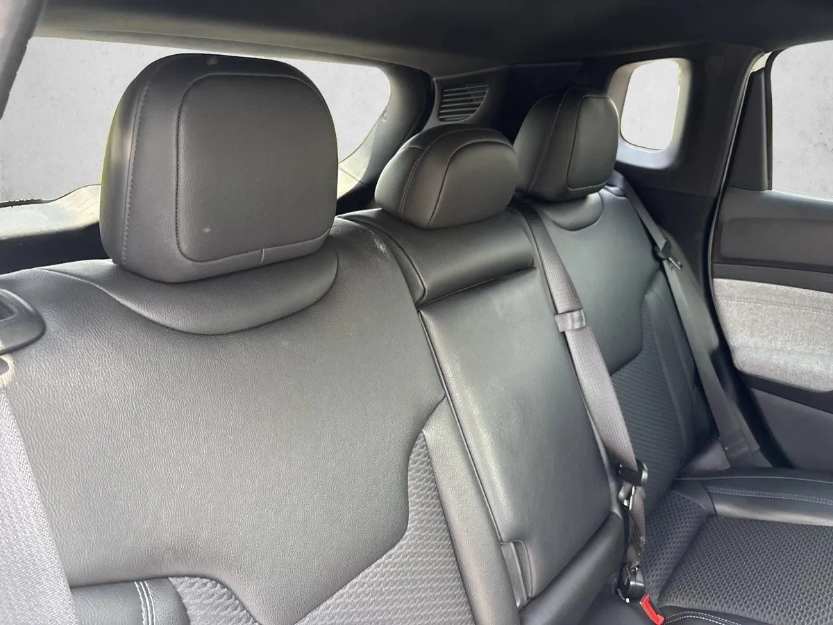 2025 Jeep Compass Latitude thumbnail 21