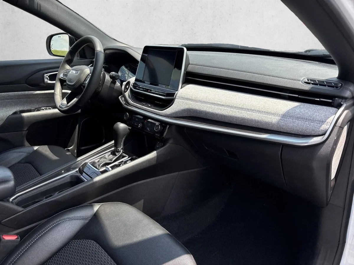 2025 Jeep Compass Latitude thumbnail 23