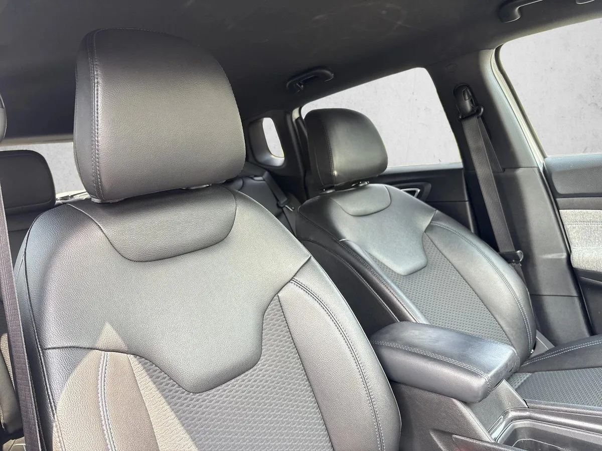 2025 Jeep Compass Latitude thumbnail 24
