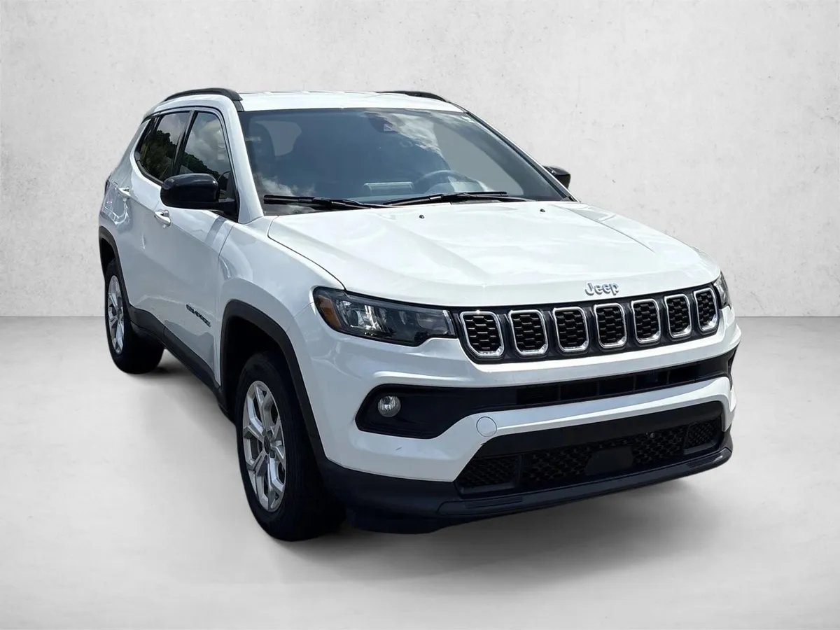 2025 Jeep Compass Latitude thumbnail 3
