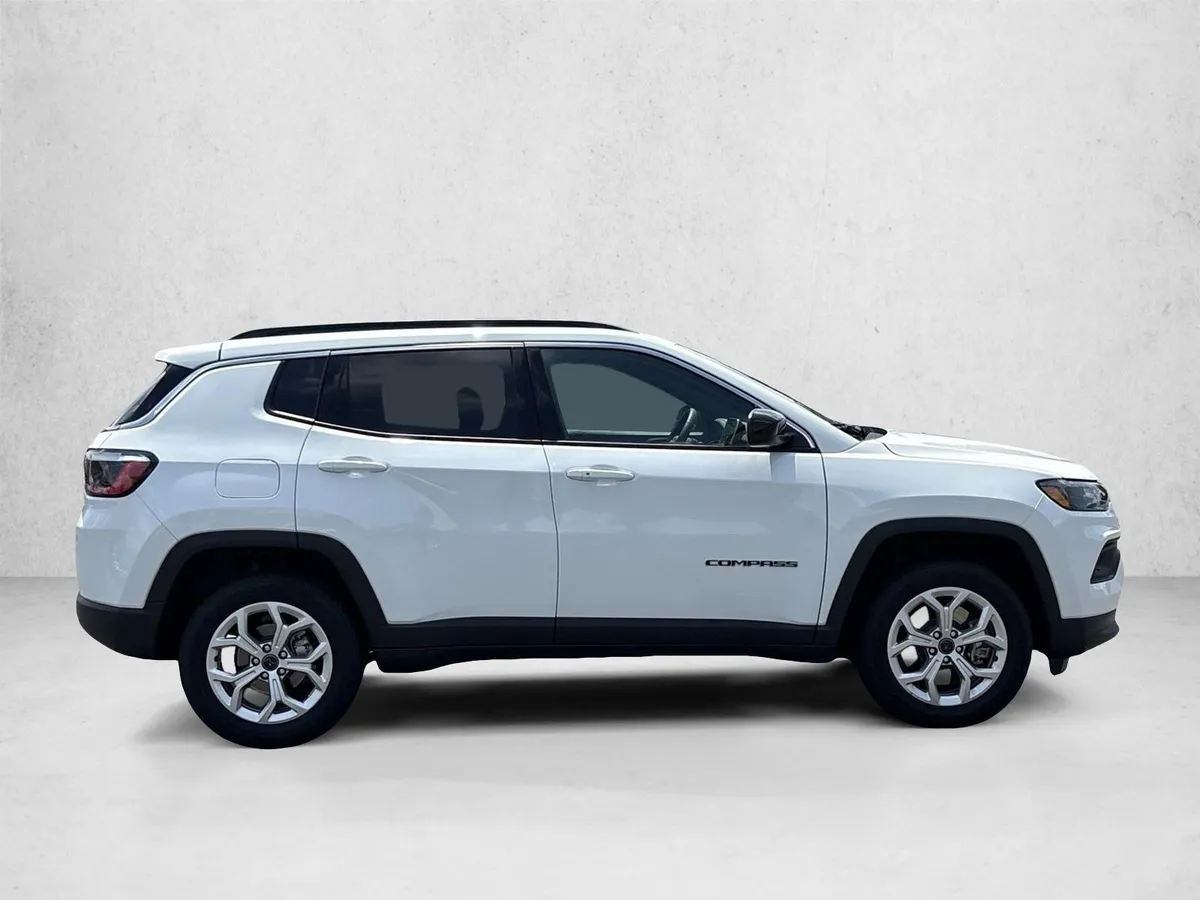 2025 Jeep Compass Latitude thumbnail 4