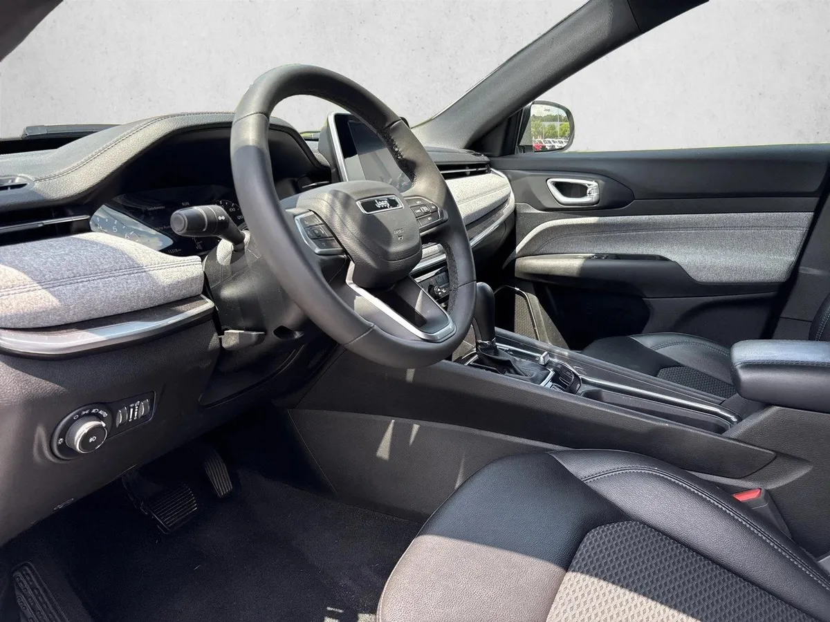 2025 Jeep Compass Latitude thumbnail 9