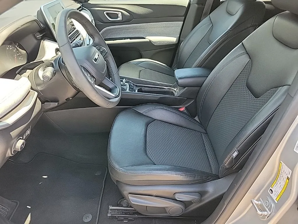 2025 Jeep Compass Latitude thumbnail 10