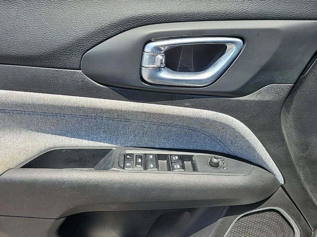 2025 Jeep Compass Latitude thumbnail 11