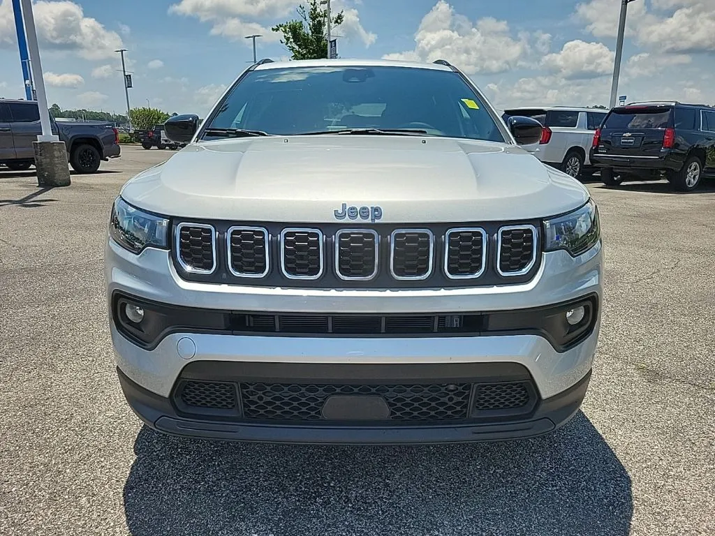2025 Jeep Compass Latitude thumbnail 2