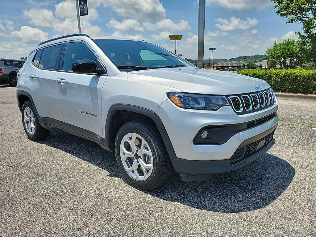 2025 Jeep Compass Latitude thumbnail 3
