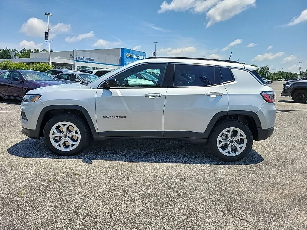 2025 Jeep Compass Latitude thumbnail 4