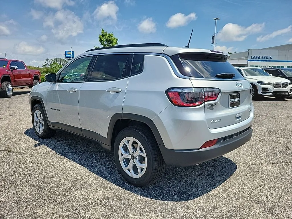 2025 Jeep Compass Latitude thumbnail 5