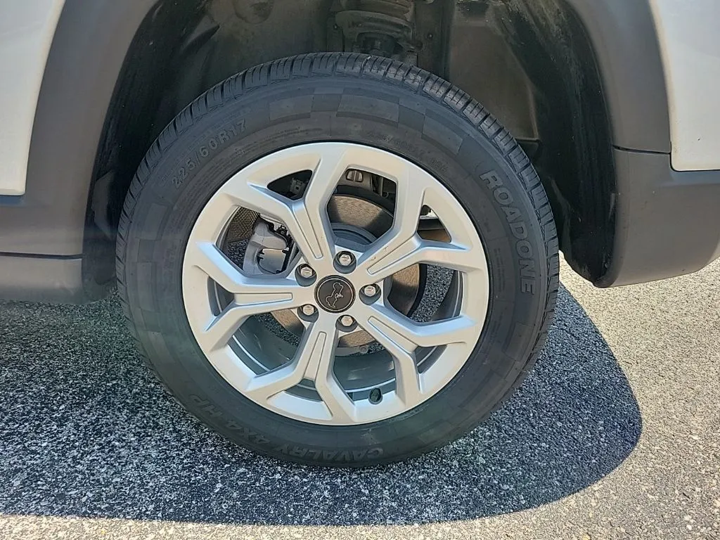 2025 Jeep Compass Latitude thumbnail 8
