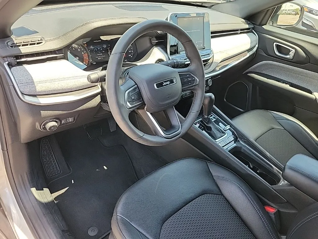 2025 Jeep Compass Latitude thumbnail 9