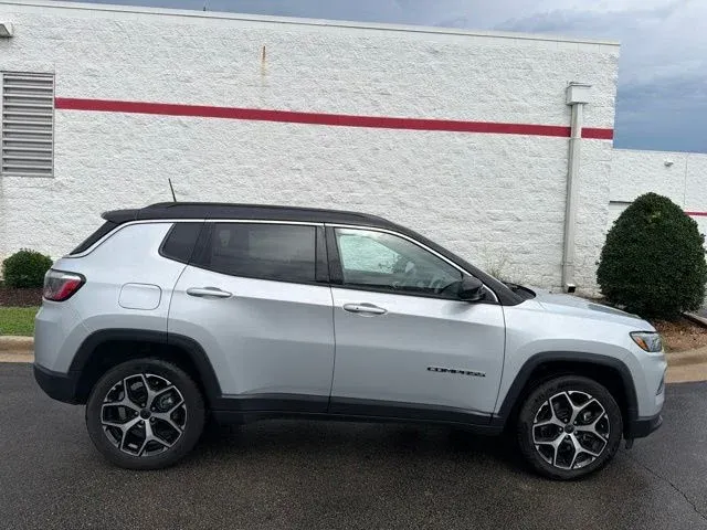 2025 Jeep Compass Limited thumbnail 10