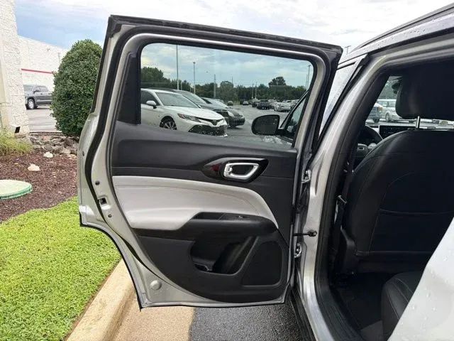 2025 Jeep Compass Limited thumbnail 16