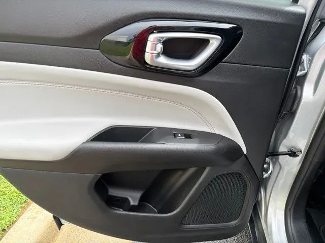 2025 Jeep Compass Limited thumbnail 17