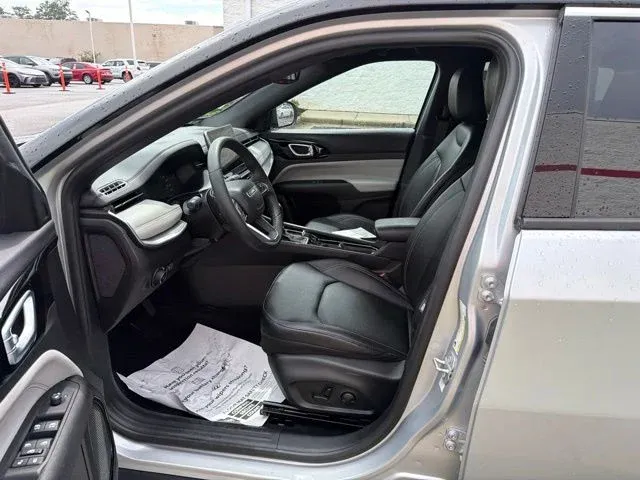 2025 Jeep Compass Limited thumbnail 26