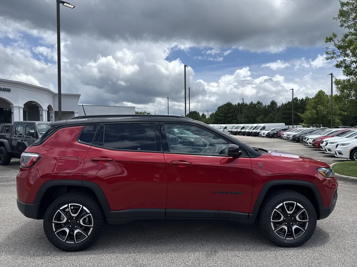 2025 Jeep Compass Trailhawk thumbnail 2
