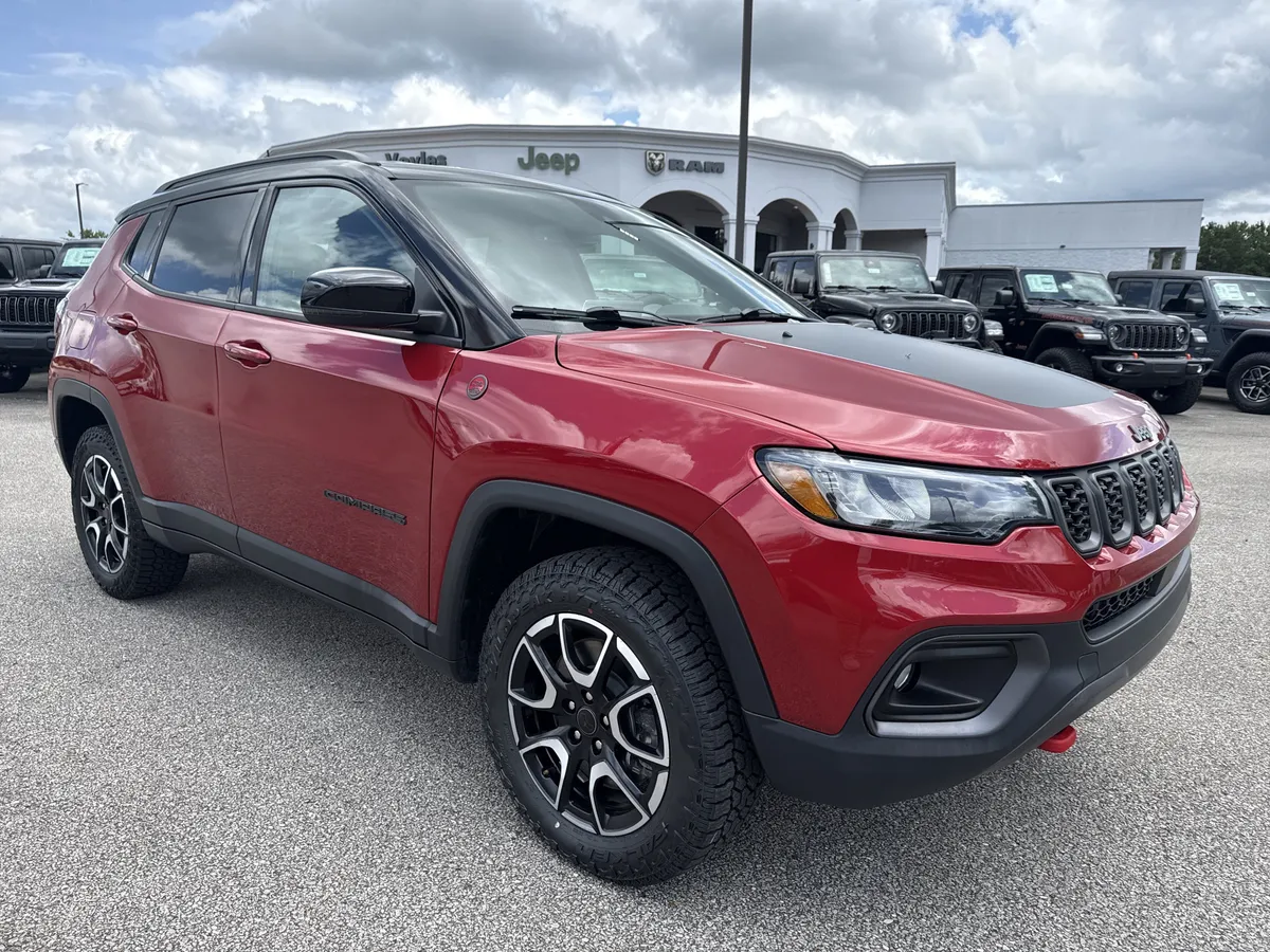 2025 Jeep Compass Trailhawk thumbnail 3