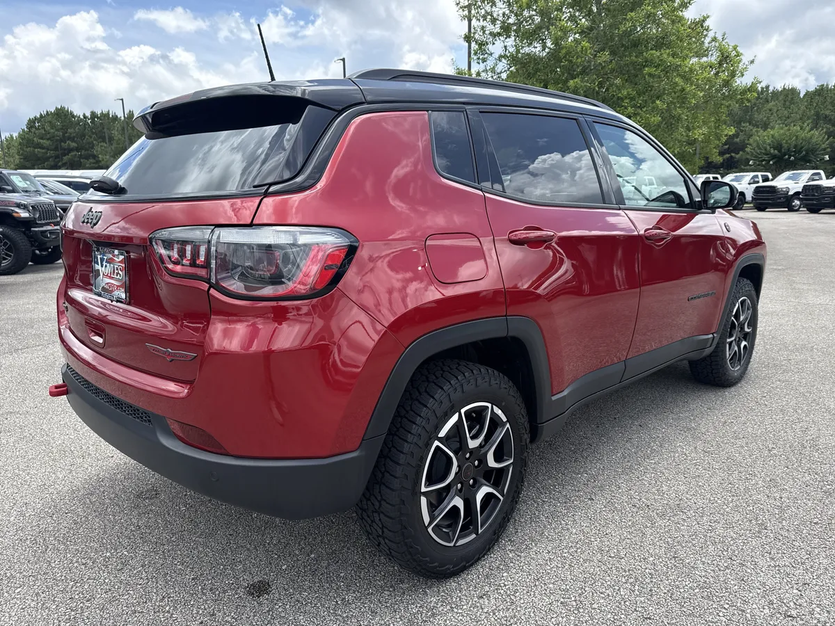 2025 Jeep Compass Trailhawk thumbnail 8