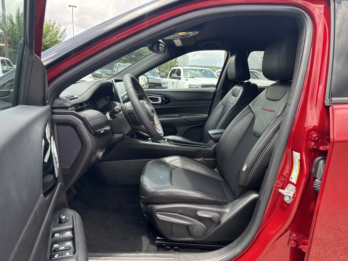 2025 Jeep Compass Trailhawk thumbnail 9