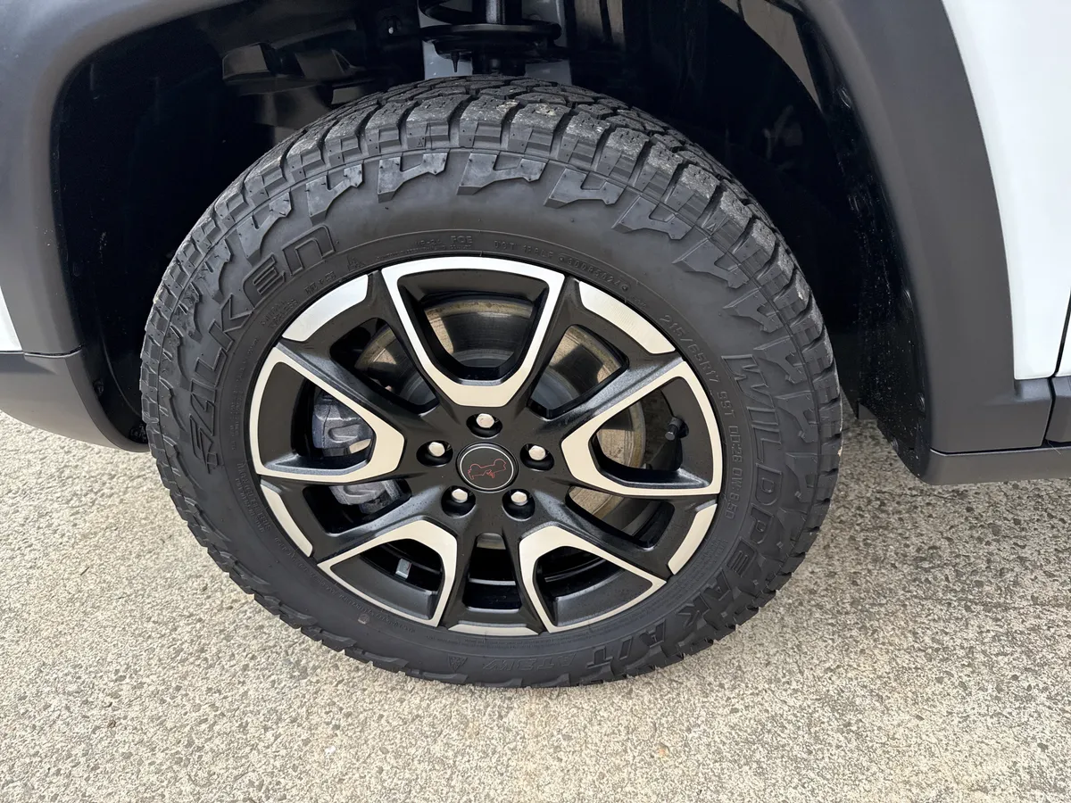 2025 Jeep Compass Trailhawk thumbnail 11