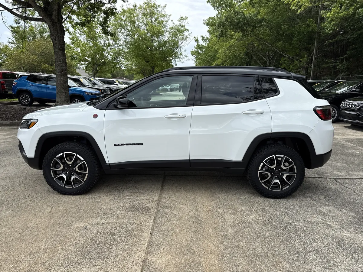 2025 Jeep Compass Trailhawk thumbnail 4