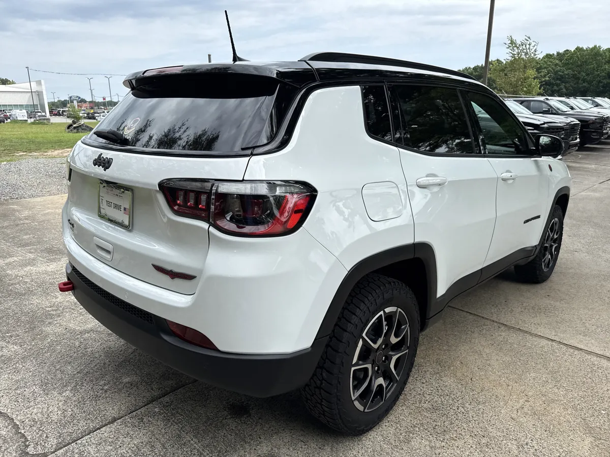 2025 Jeep Compass Trailhawk thumbnail 7