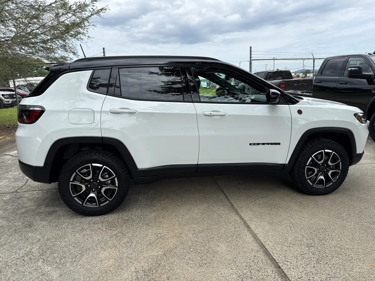 2025 Jeep Compass Trailhawk thumbnail 8