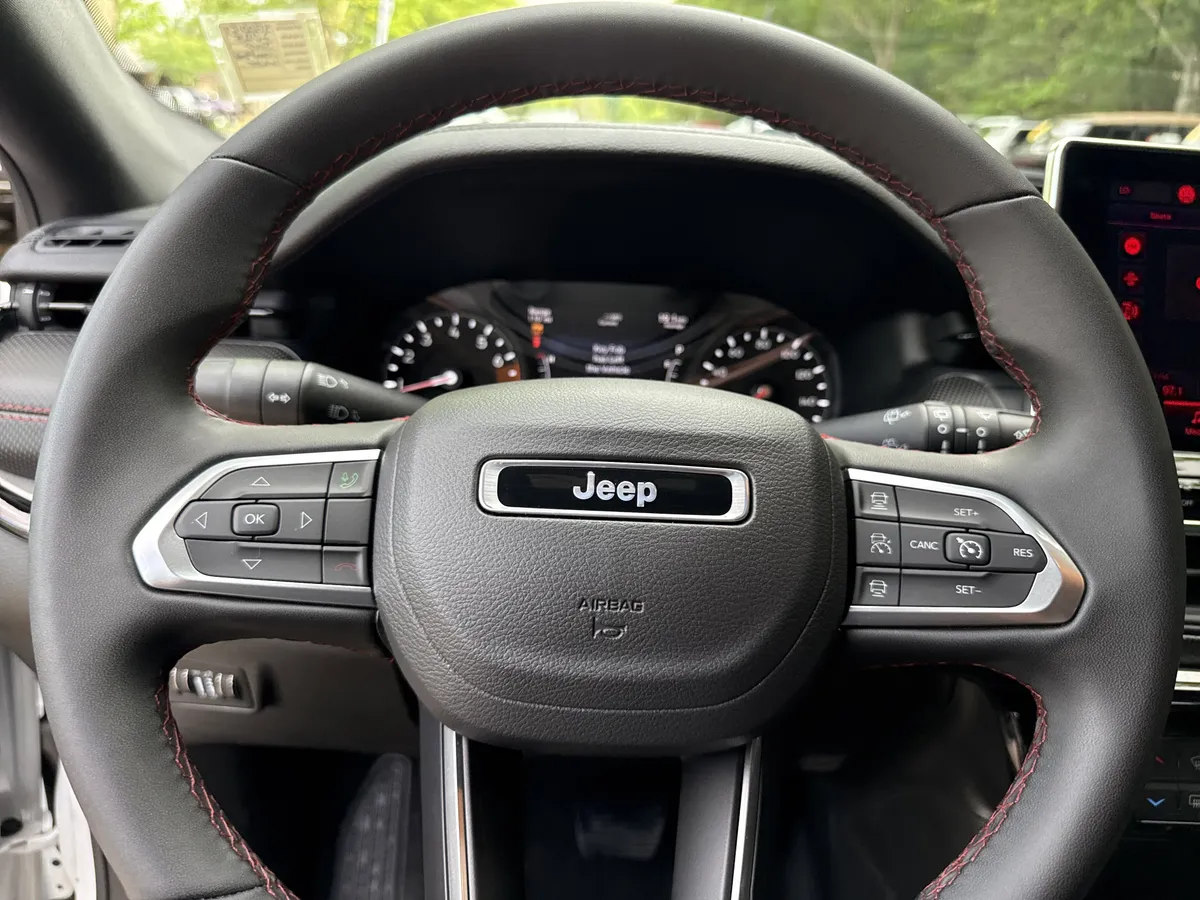 2025 Jeep Compass Trailhawk thumbnail 23
