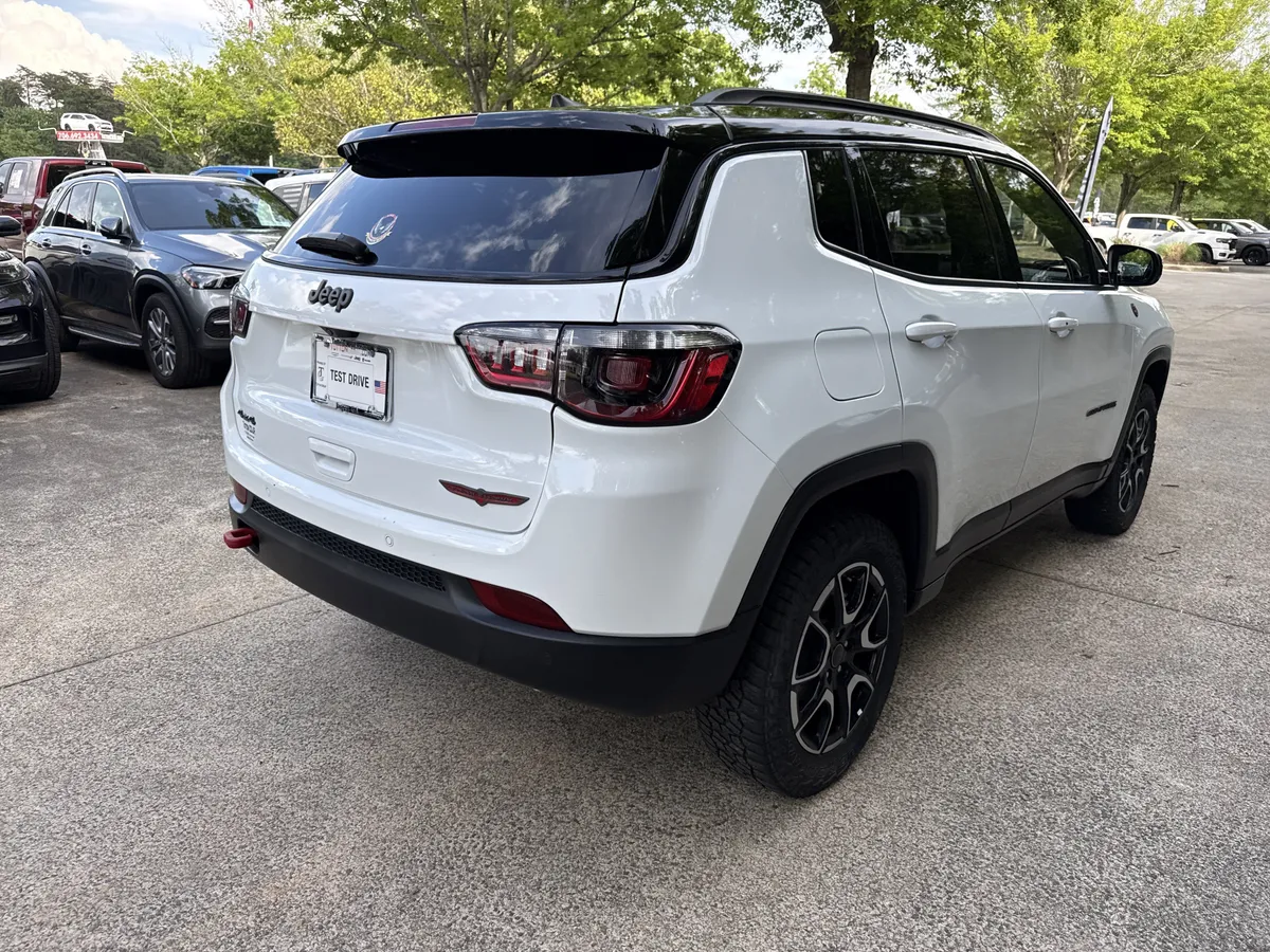 2025 Jeep Compass Trailhawk thumbnail 7