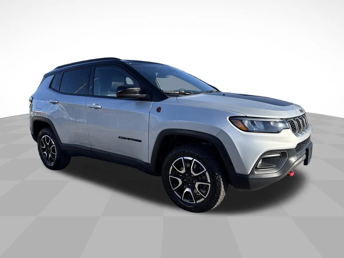 2025 Jeep Compass Trailhawk thumbnail 3