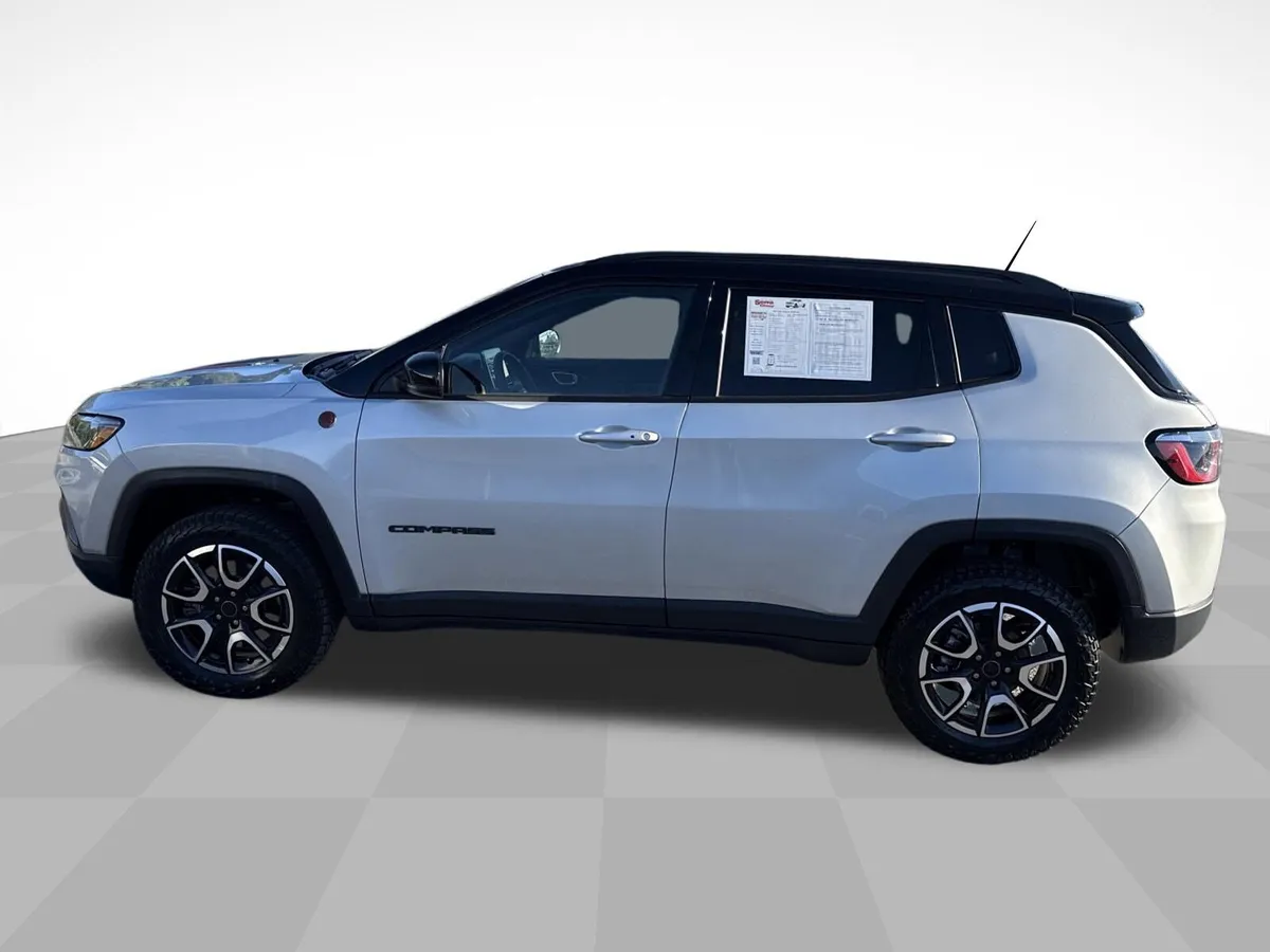 2025 Jeep Compass Trailhawk thumbnail 4