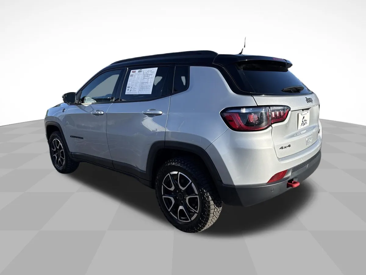 2025 Jeep Compass Trailhawk thumbnail 7