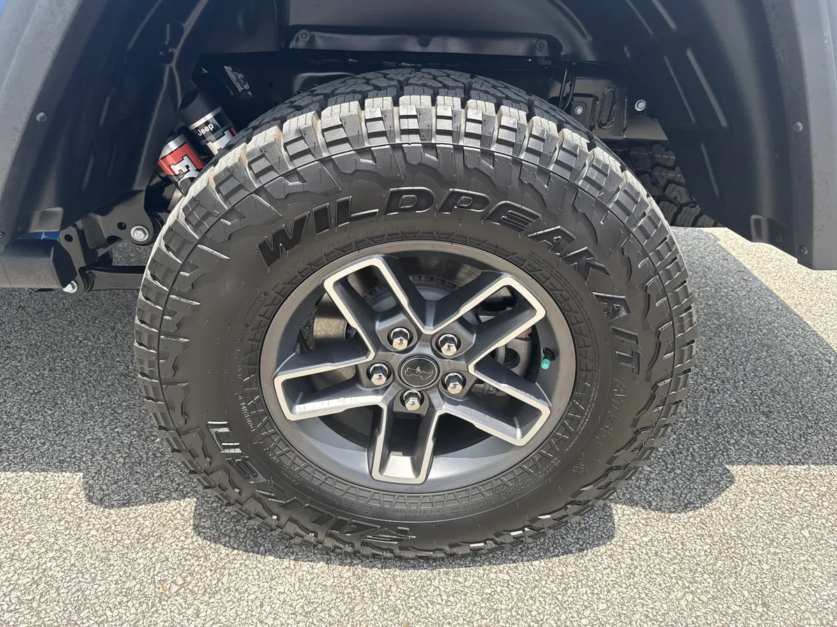 2025 Jeep Gladiator Mojave thumbnail 19
