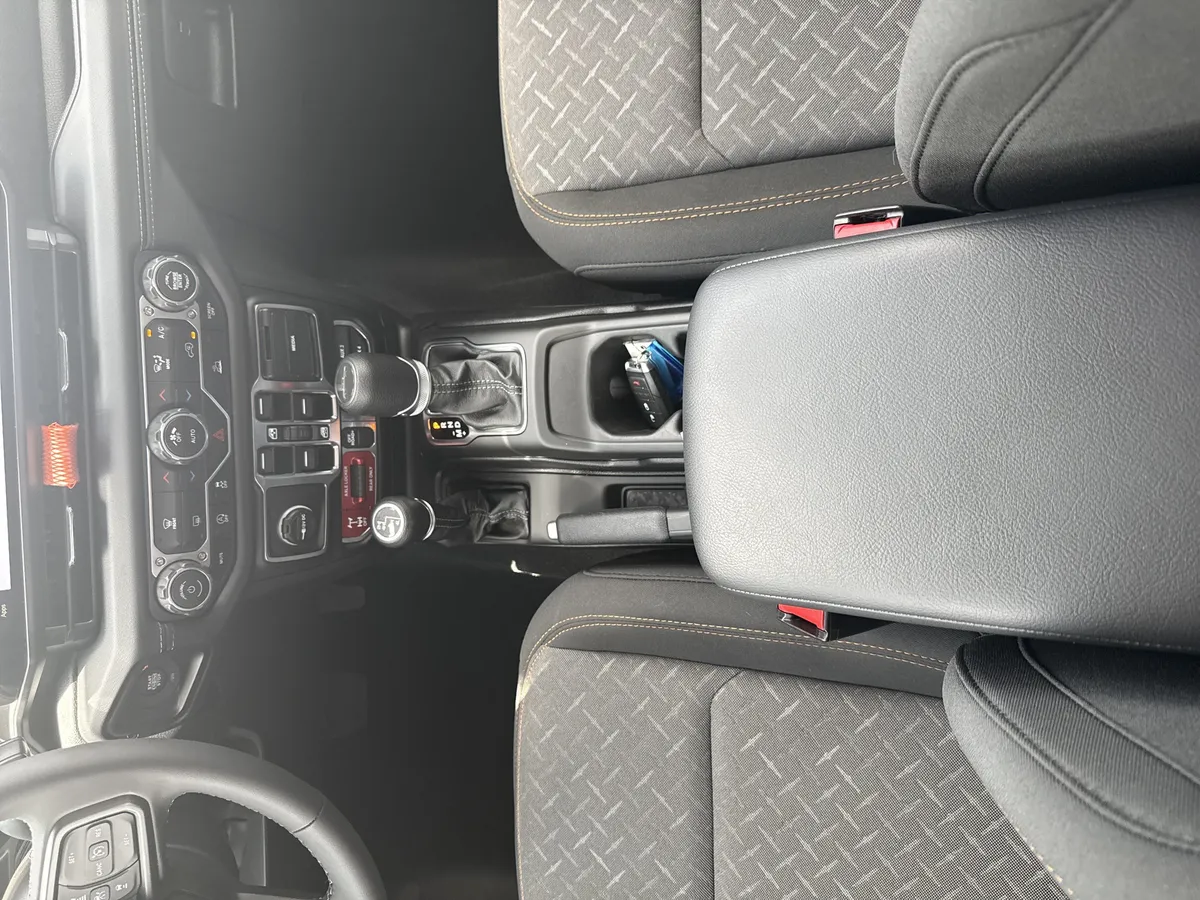 2025 Jeep Gladiator Mojave thumbnail 29