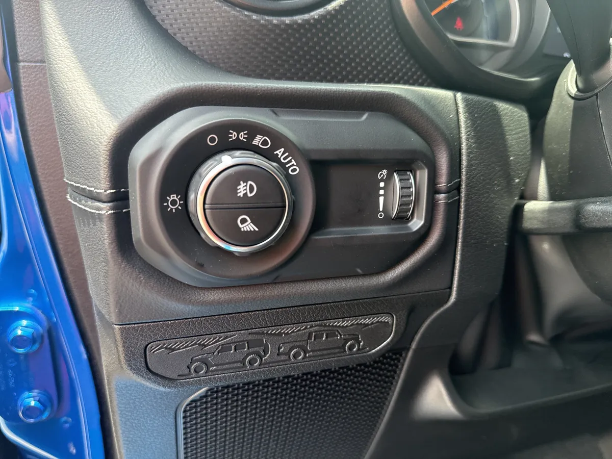 2025 Jeep Gladiator Mojave thumbnail 30