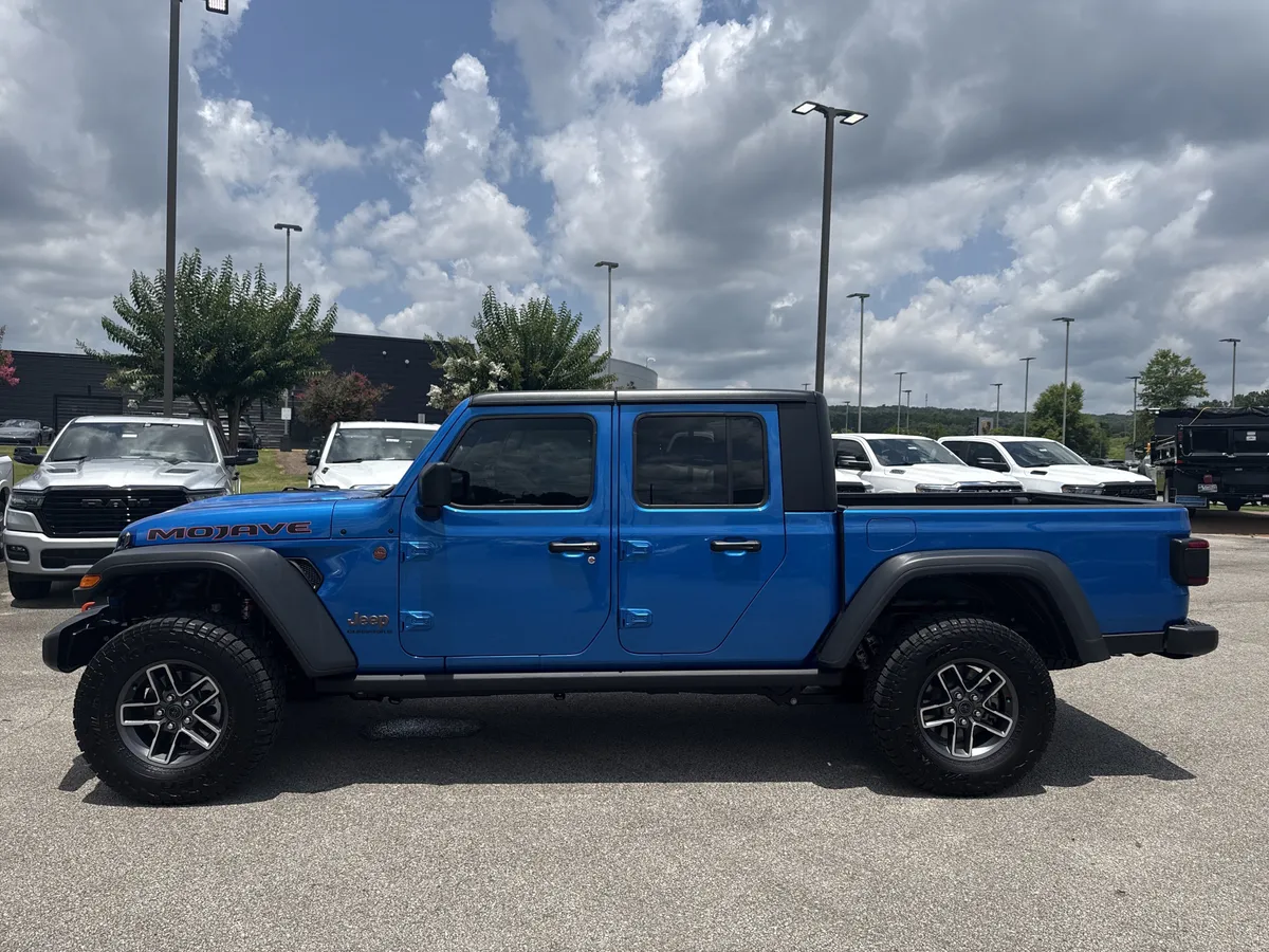 2025 Jeep Gladiator Mojave thumbnail 4
