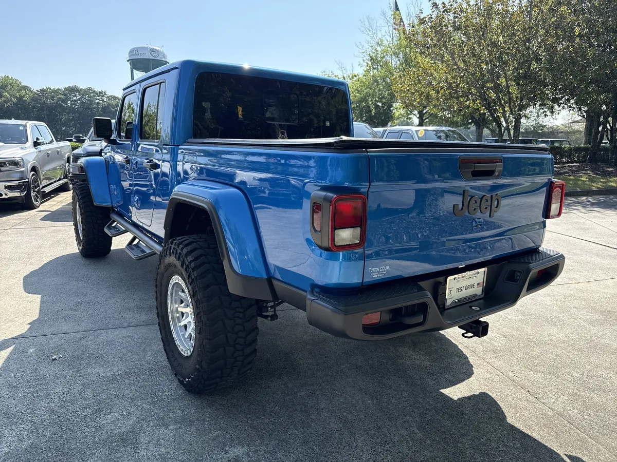 2025 Jeep Gladiator Nighthawk thumbnail 10