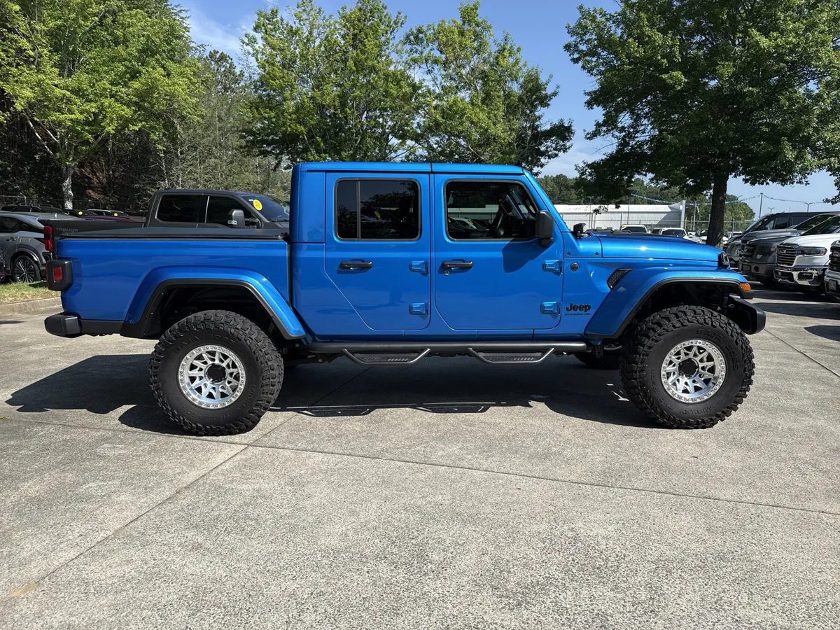 2025 Jeep Gladiator Nighthawk thumbnail 11