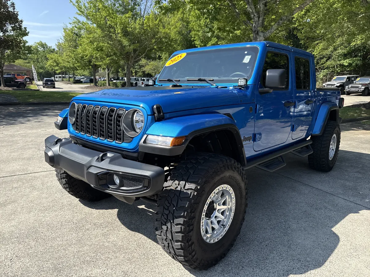 2025 Jeep Gladiator Nighthawk thumbnail 3
