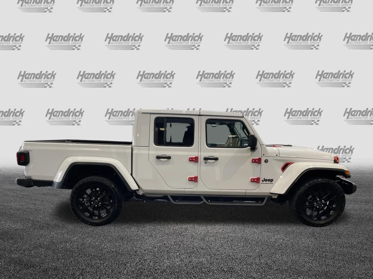 2025 Jeep Gladiator Nighthawk thumbnail 10