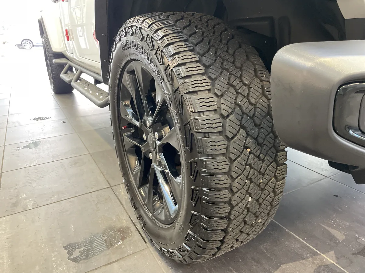 2025 Jeep Gladiator Nighthawk thumbnail 12