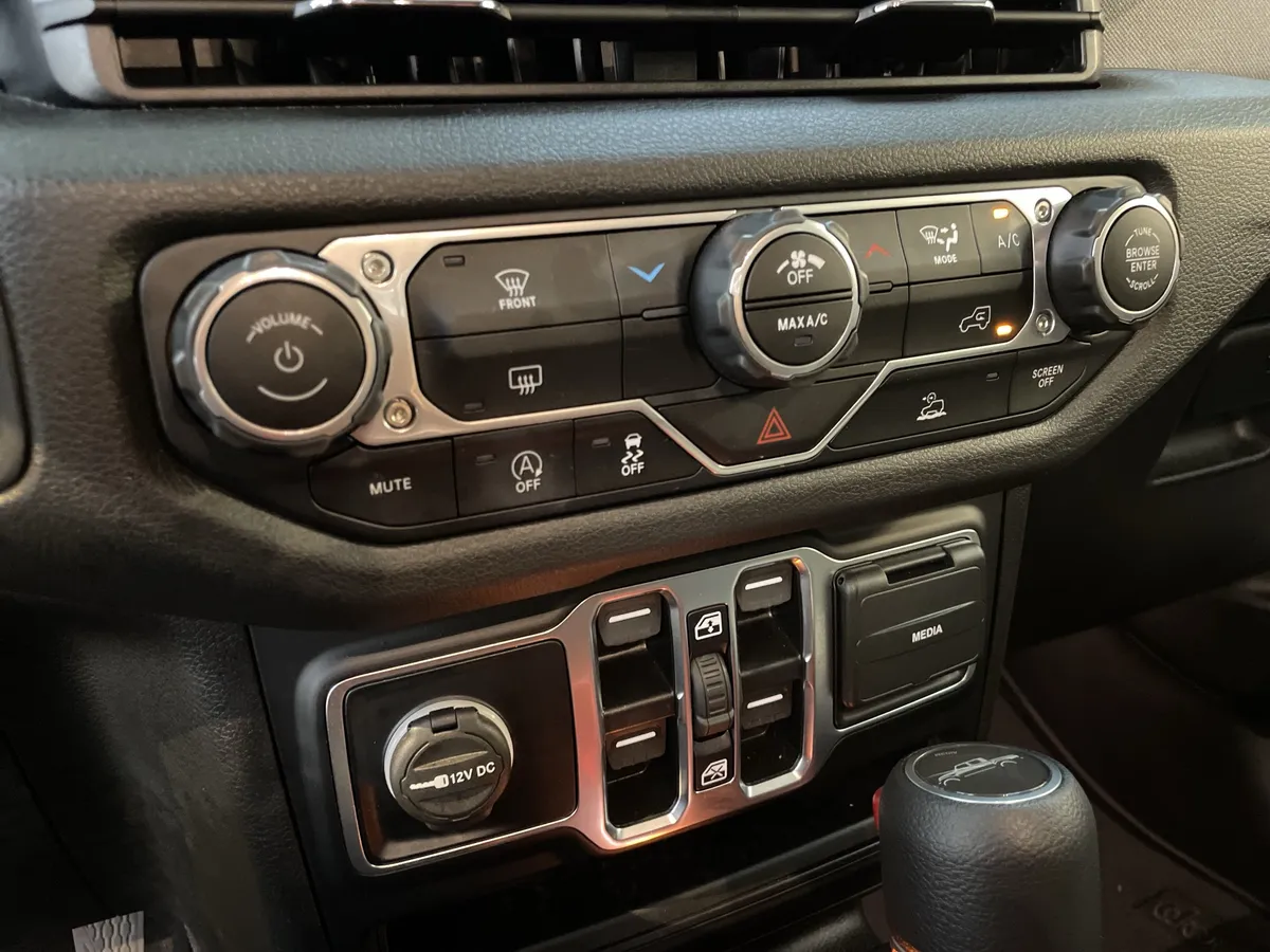 2025 Jeep Gladiator Nighthawk thumbnail 24