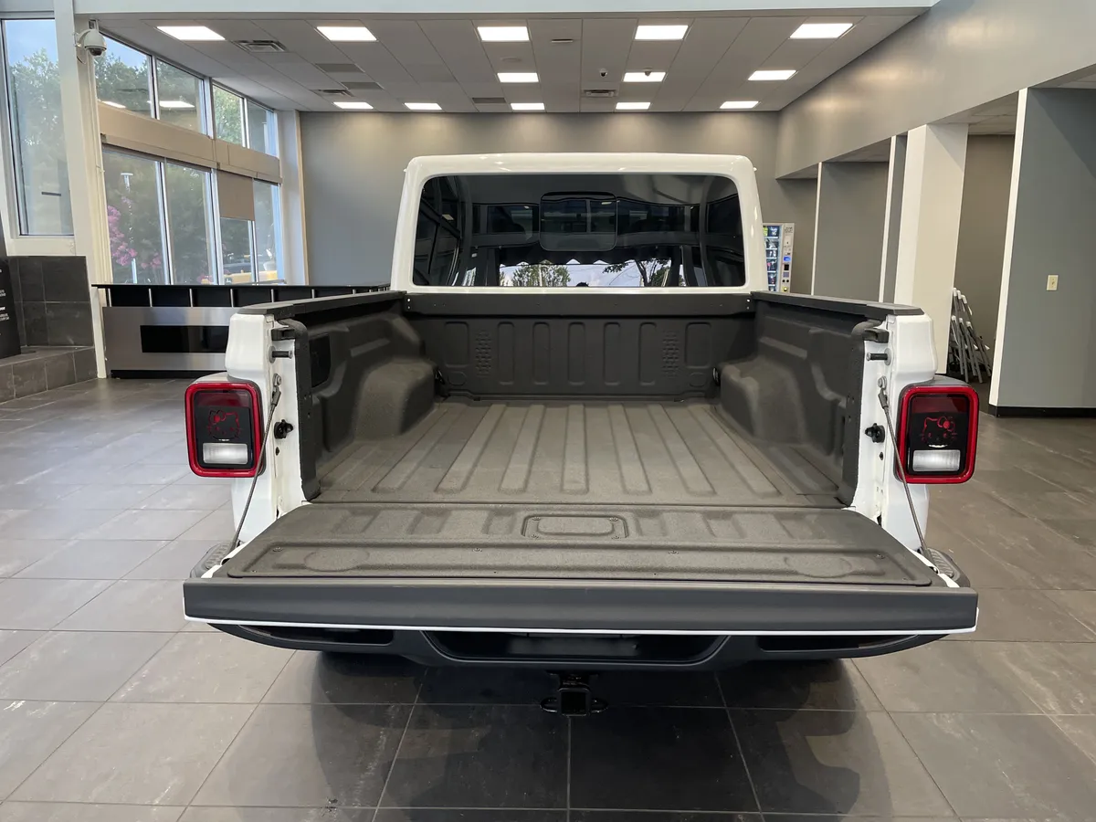 2025 Jeep Gladiator Nighthawk thumbnail 31