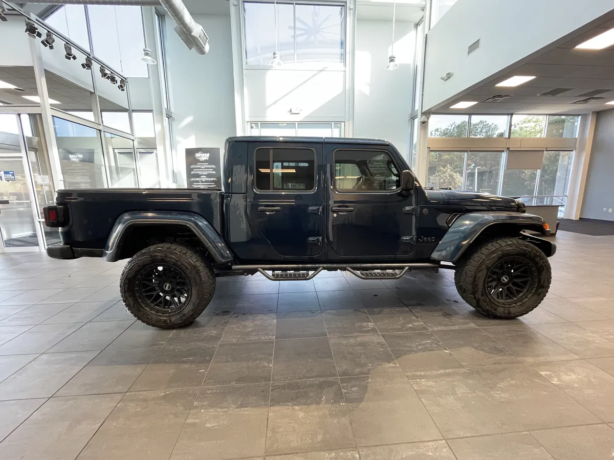 2025 Jeep Gladiator Nighthawk thumbnail 10