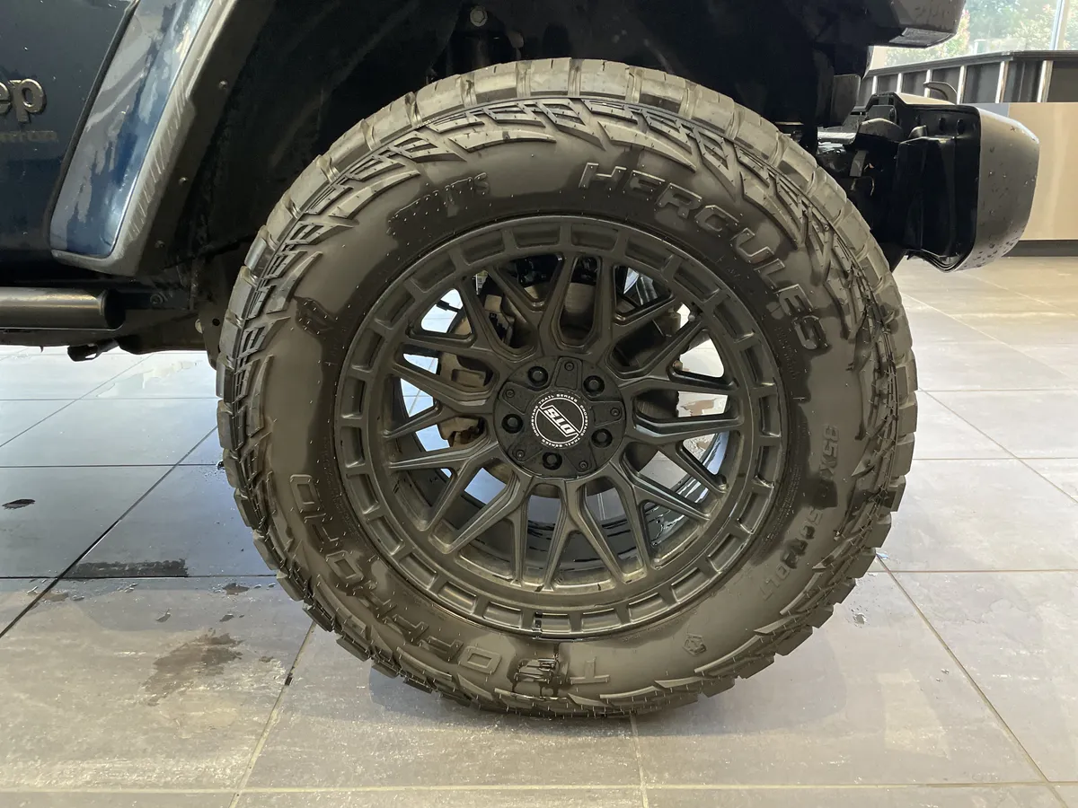 2025 Jeep Gladiator Nighthawk thumbnail 11