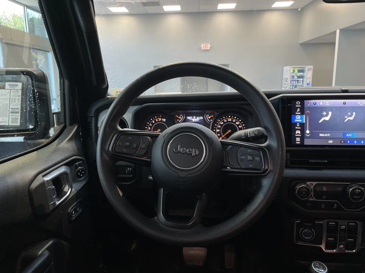 2025 Jeep Gladiator Nighthawk thumbnail 17