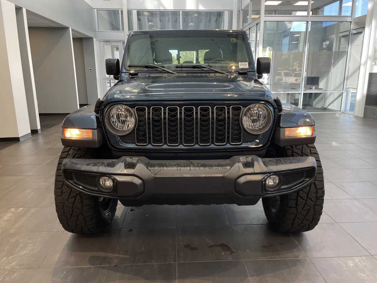 2025 Jeep Gladiator Nighthawk thumbnail 2