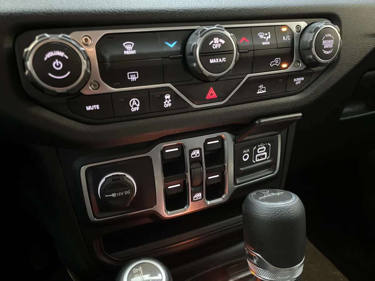2025 Jeep Gladiator Nighthawk thumbnail 26