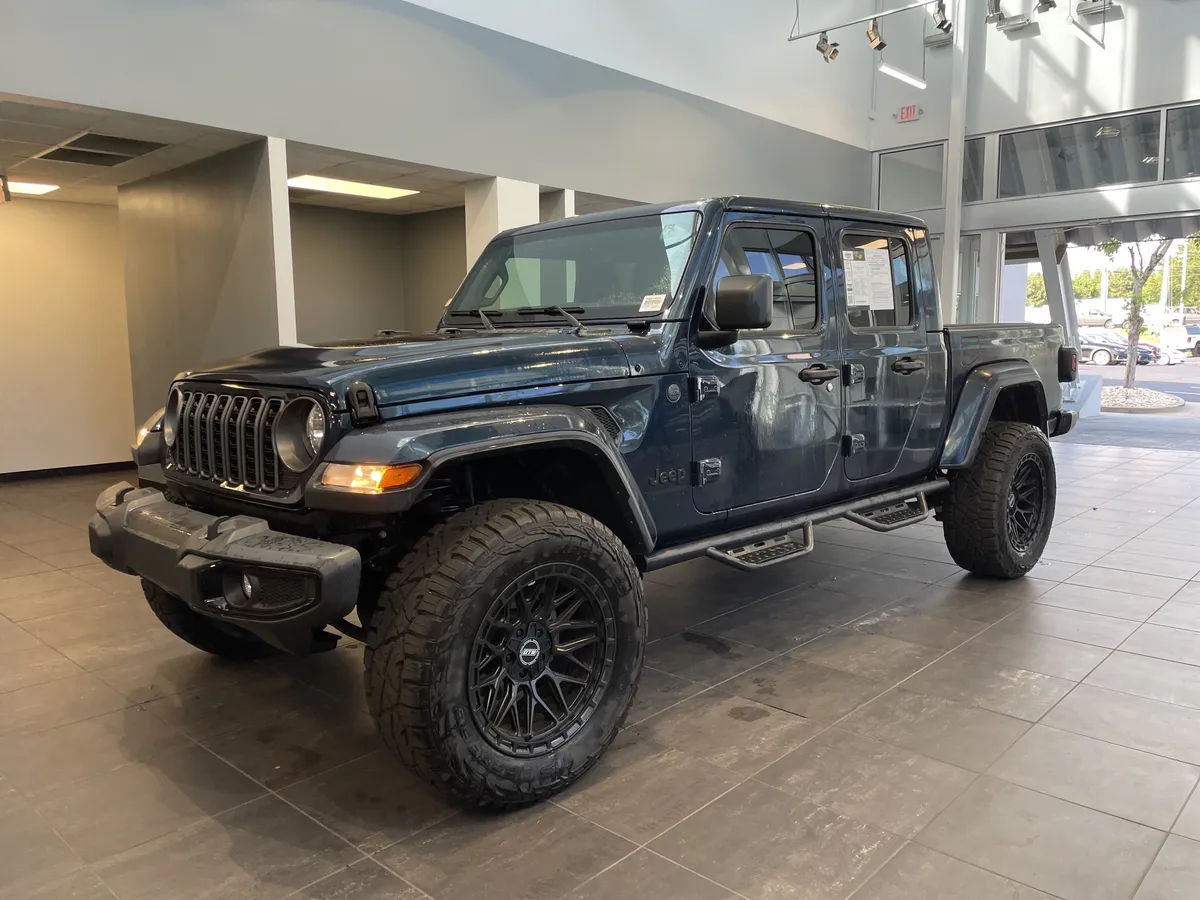 2025 Jeep Gladiator Nighthawk thumbnail 5