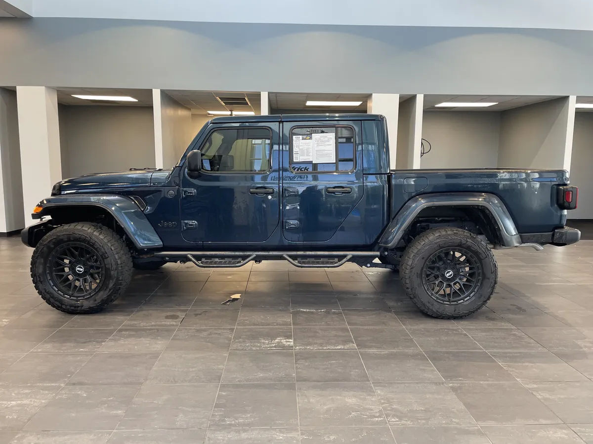 2025 Jeep Gladiator Nighthawk thumbnail 6