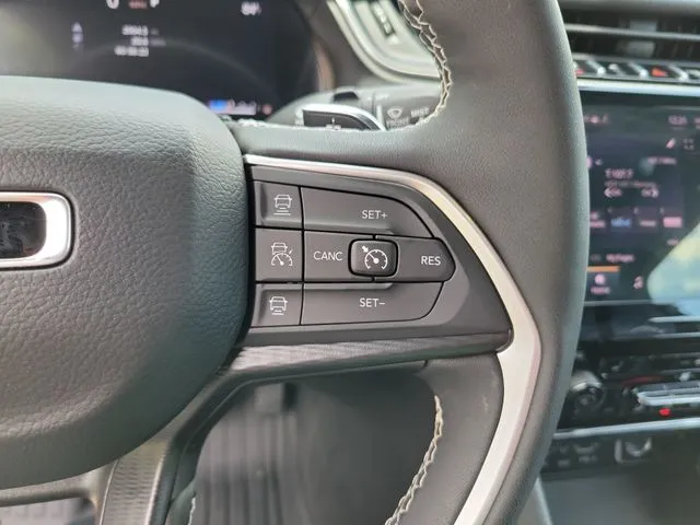 2025 Jeep Grand Cherokee L Laredo thumbnail 16
